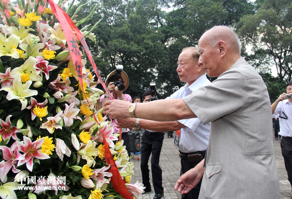 黃埔軍校同學(xué)會(huì)會(huì)長(zhǎng)林上元（右）和臺(tái)灣退役上將、中華戰(zhàn)略學(xué)會(huì)理事長(zhǎng)王文燮共同整理花籃輓聯(lián)。