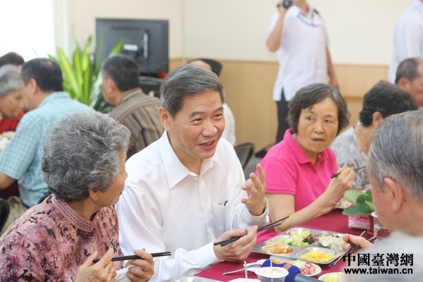 時政，兩岸關(guān)係，國臺辦主任張志軍前往新北市土城頂埔公共托老中心參訪並與老人共進午餐。