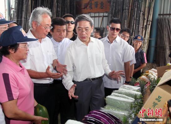 　6月27日，國務(wù)院臺辦主任張志軍來到高雄市杉林區(qū)訪問農(nóng)戶。