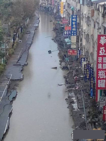 高雄氣爆災區(qū)受大雨侵襲，道路淹成小河