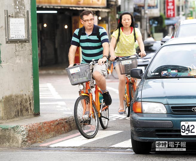 國民黨臺北市長參選人連勝文日前才提出YouBike政策，但“車不讓人”的投訴卻越來越多，今年至今已超過700件。昨（31）日被問到相關(guān)情形該如何因應(yīng)時表示，計劃將臺北市的自行車道長度增加至70公里，希望解決潛在的交通事故問題。