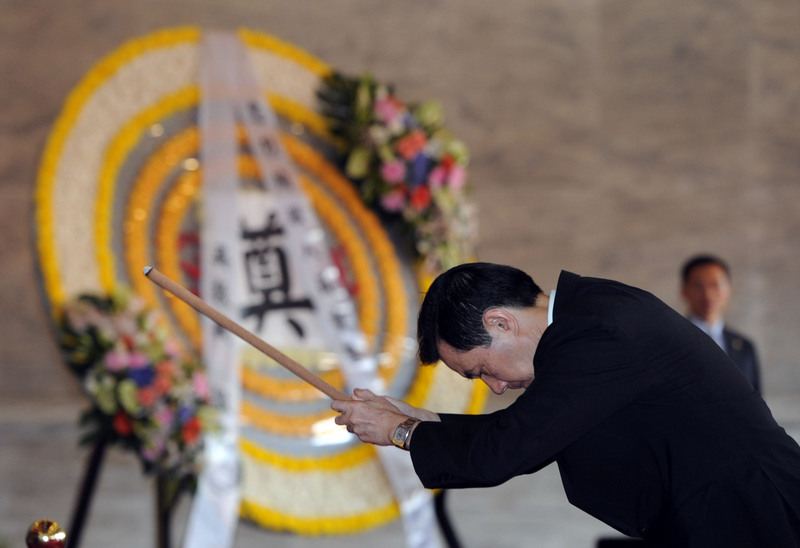 馬英九3日在臺(tái)北圓山忠烈祠主持中樞秋祭忠烈殉職人員，同時(shí)祭拜當(dāng)年在緬甸戰(zhàn)區(qū)英勇?tīng)奚倪h(yuǎn)征軍英靈。