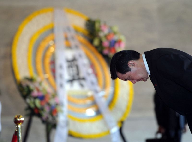 馬英九3日在臺北圓山忠烈祠主持中樞秋祭忠烈殉職人員，同時祭拜當(dāng)年在緬甸戰(zhàn)區(qū)英勇犧牲的遠(yuǎn)征軍英靈。