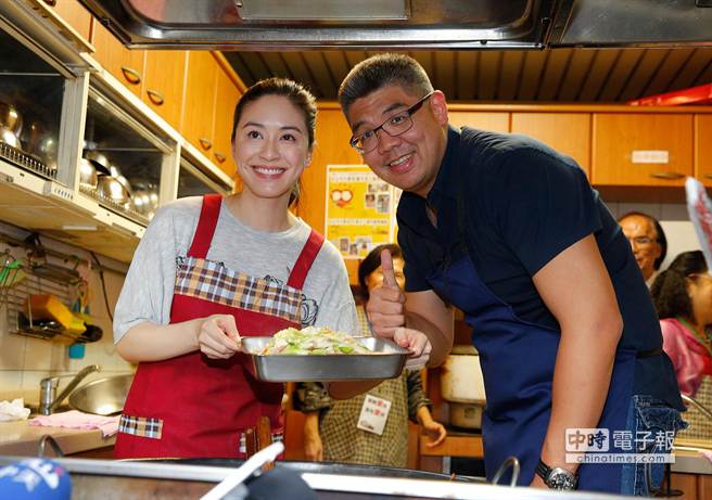 國民黨臺(tái)北市長參選人連勝文與夫人蔡依姍，昨晚前下廚炒菜，給年老民眾當(dāng)晚餐