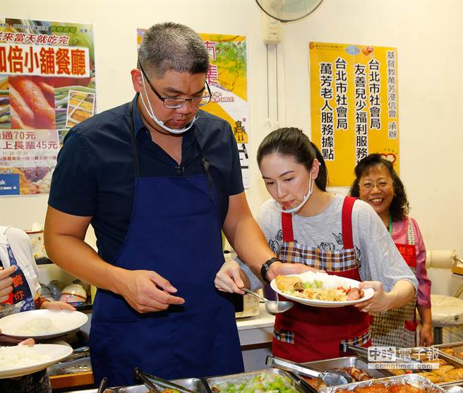 蔡依姍細(xì)心地將沒裝進(jìn)餐盤的菜盛入盤中