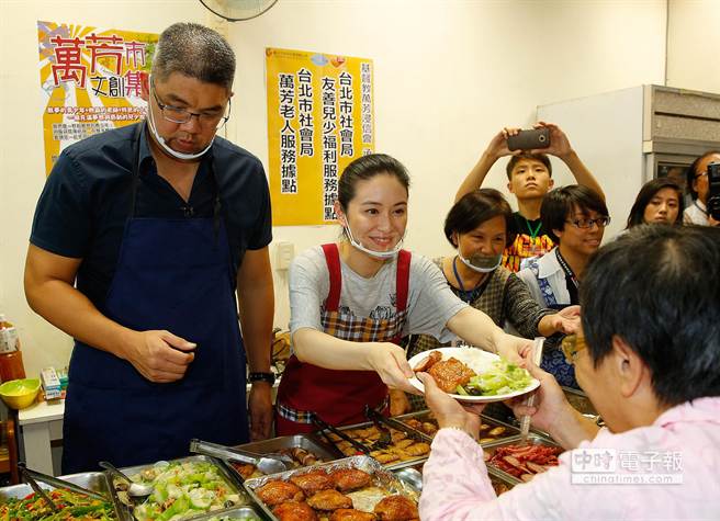 國民黨臺北市長參選人連勝文與夫人蔡依姍，昨晚前下廚炒菜，給年老民眾當(dāng)晚餐