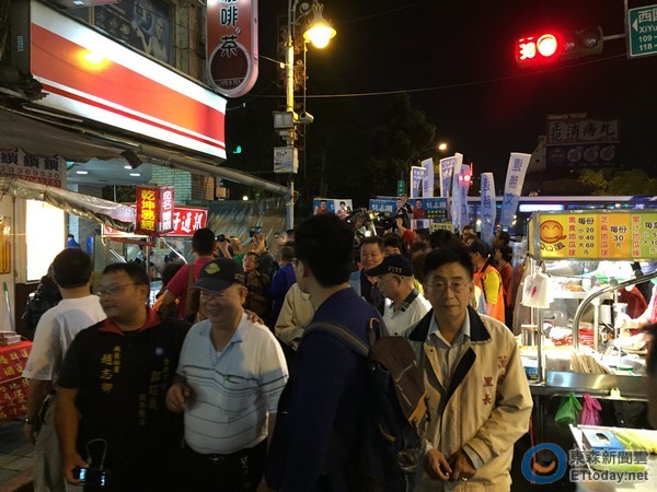 連勝文夜市掃街引圍觀 街道被擠得水泄不通（圖）