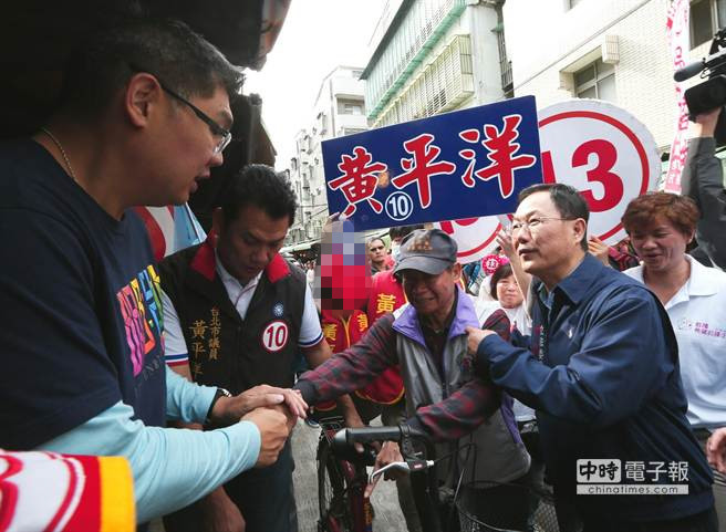 丁守中陪連勝文市場(chǎng)拜票 獲選民熱情擁抱