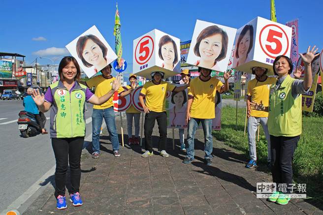 選舉出奇招 民進(jìn)黨候選人用“超級(jí)大頭帽”博眼球（圖）