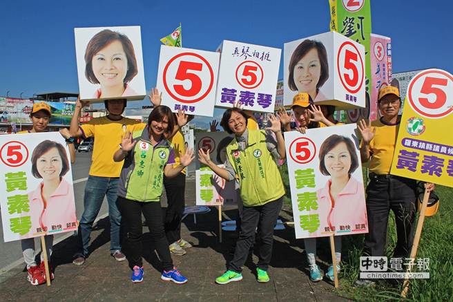 選舉出奇招 民進(jìn)黨候選人用“超級(jí)大頭帽”博眼球（圖）