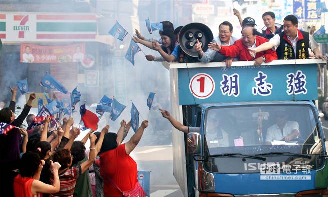 胡志強首度車隊掃街 民眾熱情反應（圖）