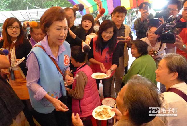 連戰(zhàn)母親親自下廚煎蔥油餅 為兒子拉票（圖）