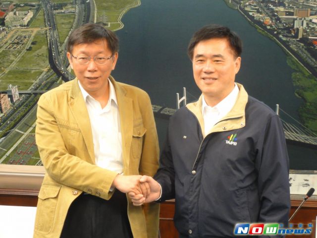 臺北市長當選人柯文哲（左）2日拜會現任市長郝龍斌，雙方各組工作小組，準備市政交接事宜。（圖片來源：臺灣今日新聞網）