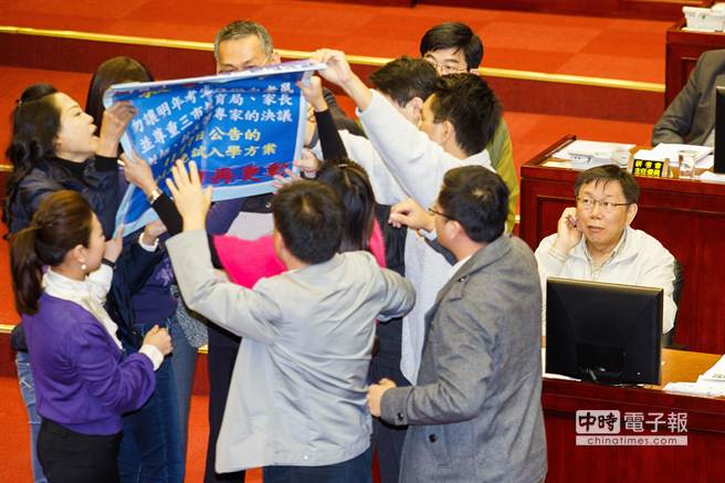 面對(duì)議員砲轟、遞陳情書(shū)等，柯文哲老神在在”