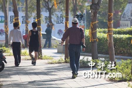 組圖:陳水扁豪宅前黃絲帶飛揚(yáng) 監(jiān)獄外眾親友一早等候