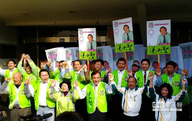 南投縣“立委”補選，在野整合成功，由湯火聖（右2）出馬參選。（圖片來源：臺灣中時電子報）