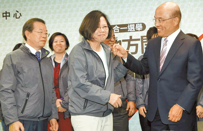 民進黨主席蔡英文“九合一”選戰(zhàn)結(jié)束後召開記者會表示，前黨主席蘇貞昌恭喜時，蔡英文露出笑容