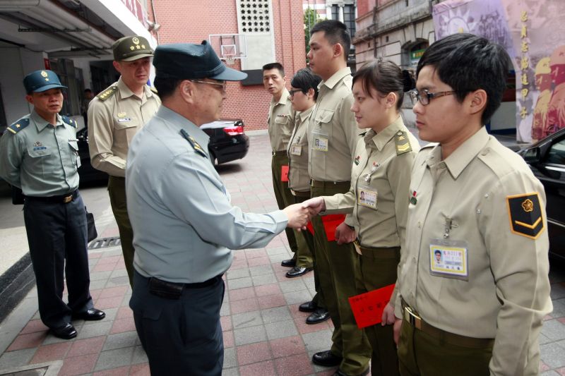 臺“國防部”副參謀總長前往“憲兵”211營，慰勉支援警局驅(qū)離馬辦前廣場非法聚眾勤務(wù)而掛彩士兵