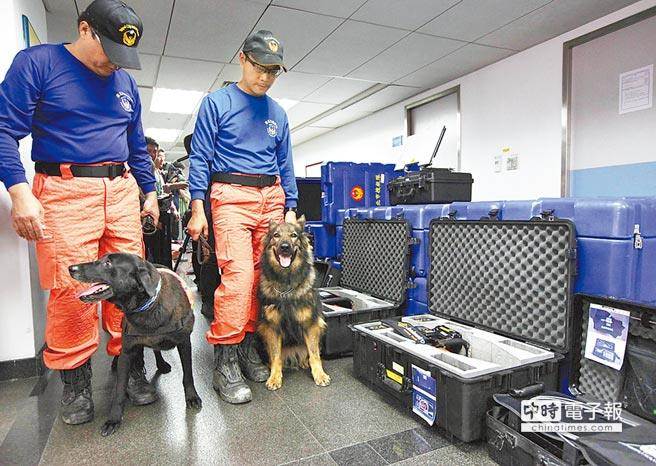 臺(tái)北市國(guó)際搜救隊(duì)20名搜救人員及搜救犬，26日已將救災(zāi)裝備整備完畢