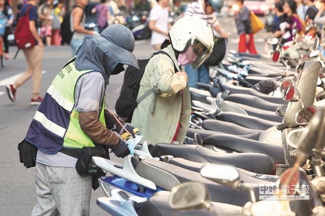 臺北機(jī)車停車格擬全面收費(fèi) 柯文哲被批“搶錢”