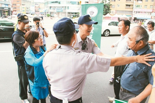 “獨(dú)派”要求桃園撤蔣介石銅像與議員口角（圖）