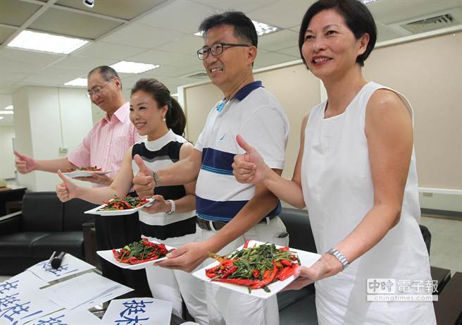 臺北多名國民黨議員公開"挺柱" 拿小辣椒炒空心菜。（中時(shí)電子報(bào)圖）