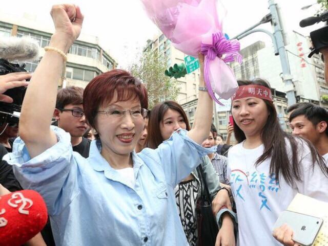 廣告上的三句話：“氣勢如洪，一枝獨秀，中流砥柱”，每一句的最後一個字合起來，就是洪秀柱