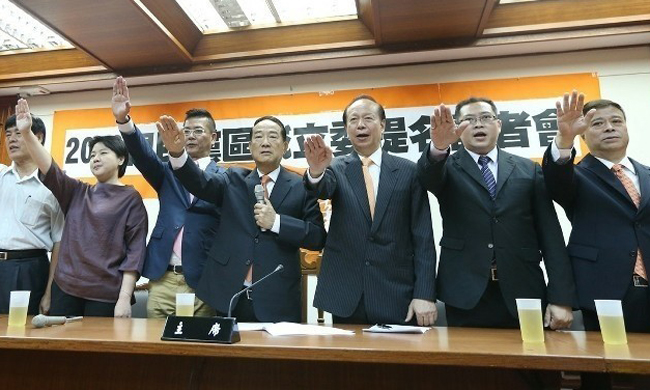 親民黨主席宋楚瑜（左四）與秘書長秦金生（右三）宣佈2016年親民黨區(qū)域“立委”提名情況