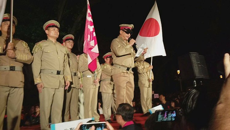 "白狼"張安樂(lè)攜抗日人士後代路過(guò)"教育部" 規(guī)勸學(xué)生