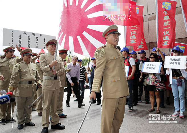 張安樂(lè)率眾身著日本“皇軍”服裝，向民進(jìn)黨頒發(fā)“媚日忘祖”感謝狀，表達(dá)對(duì)該黨“毒化”教育、“皇民化”教育的極力不滿(mǎn)