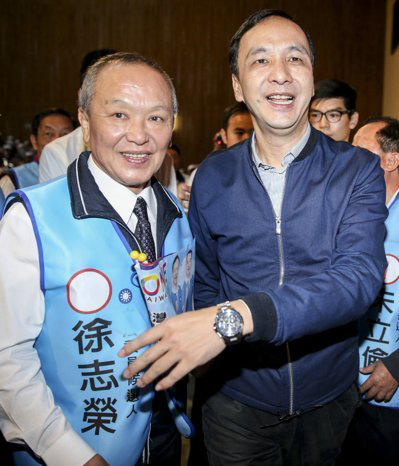 國民黨候選人朱立倫（右）日前赴苗栗造勢(shì)，在苗栗縣長徐耀昌（左）陪同下入場(chǎng)。（圖/《聯(lián)合報(bào)》）