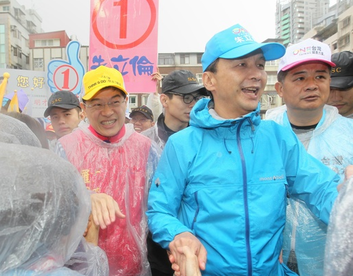 朱立倫冒雨3小時不間斷拜票 呼籲藍(lán)營選民歸隊