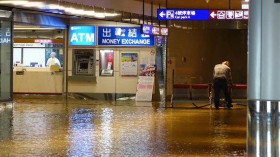 桃園機(jī)場(chǎng)2日上午大雨加雷擊，造成機(jī)場(chǎng)淹水