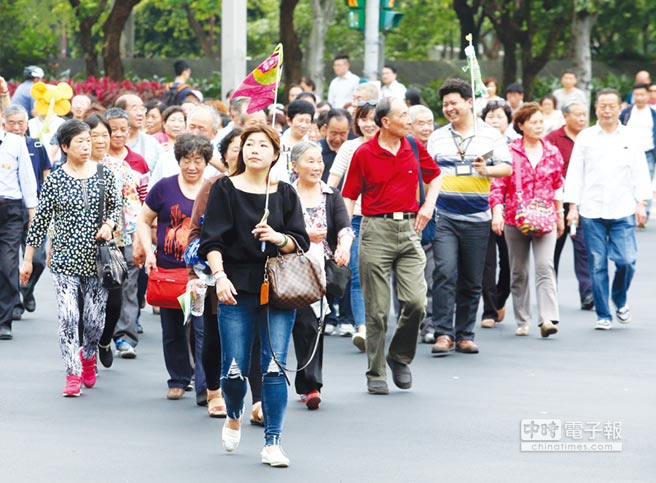 臺(tái)媒:當(dāng)局再不解決陸客減少問題 業(yè)者將上街頭抗議