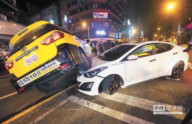 日前一輛白色自小客車，疑因酒駕想躲取締，違規(guī)紅燈左轉(zhuǎn)時，將計(jì)程車整輛鏟起