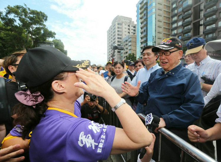 臺灣軍公教遊行現場水泄不通 洪秀柱郝伯村現身加油