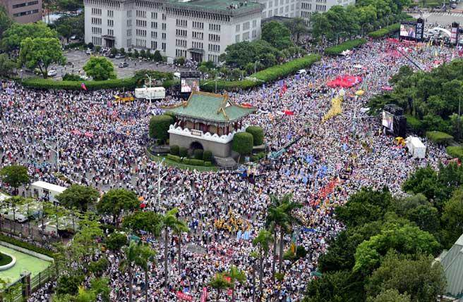 退休軍公教3日走上街頭，以“要尊嚴(yán)、反污名”為要求，向新當(dāng)局表達(dá)不滿怒吼，圖為抗議軍公教團(tuán)體聚集在凱道周邊