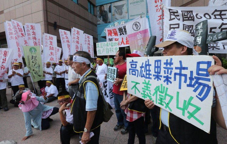 高雄十余個民眾團體代表到民進黨中央黨部抗議“反對陳菊市長霸道執(zhí)政”