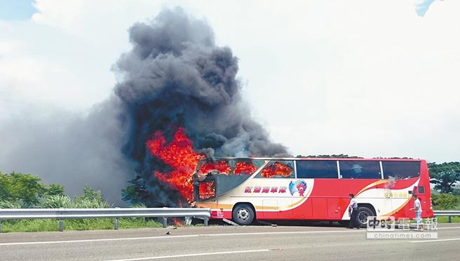 7月19日，陸客遊覽車發(fā)生火燒車意外，造成26人死亡。（圖片來源：臺(tái)灣《中國(guó)時(shí)報(bào)》）