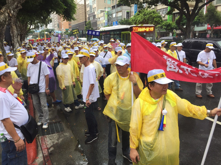 臺(tái)灣“百萬(wàn)觀光産業(yè)自救大遊行”13日走上街頭抗議