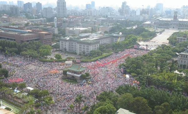 9月3日軍公教大遊行，14.5萬參加抗議活動民眾擠滿凱達格蘭大道