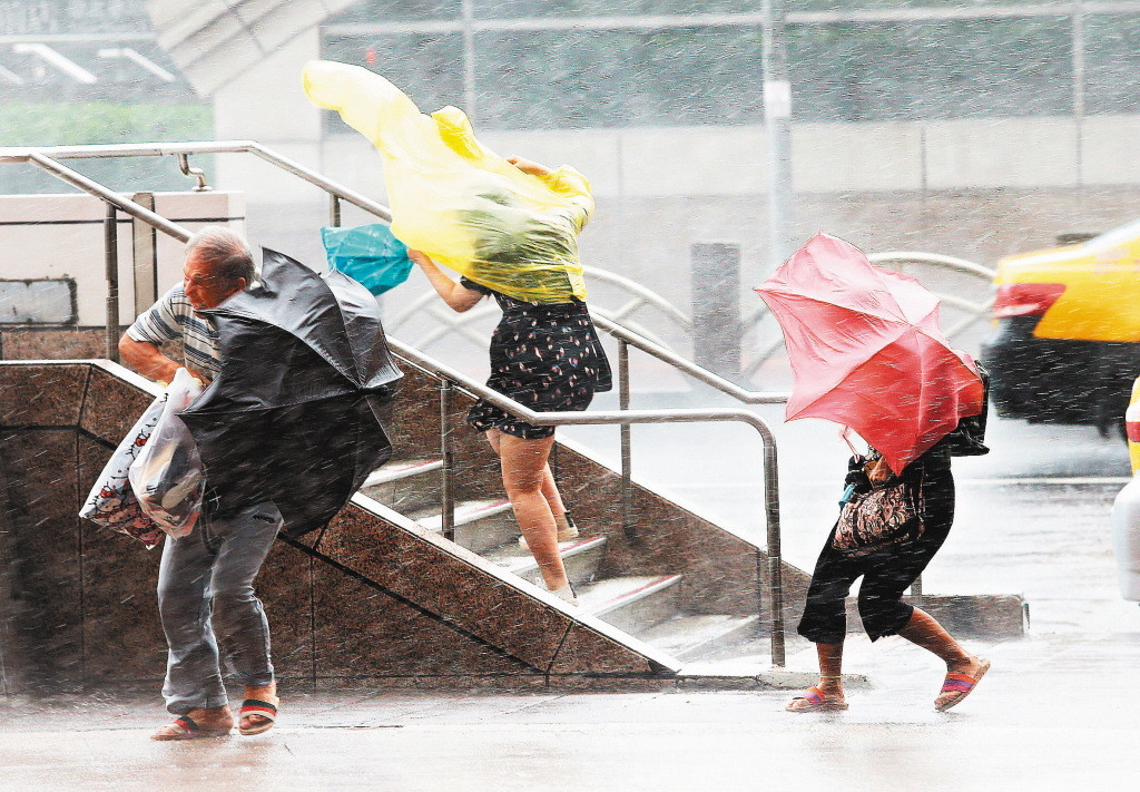 “鲇魚”颱風(fēng)挾帶強(qiáng)風(fēng)豪雨，各地頻傳災(zāi)情