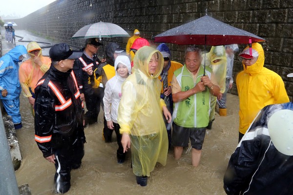 賴清德宣佈因大雨可再停課　網(wǎng)友批：説好的治水呢