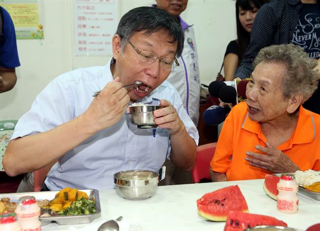 柯文哲在萬華小德蘭堂與長(zhǎng)輩一同享用午餐