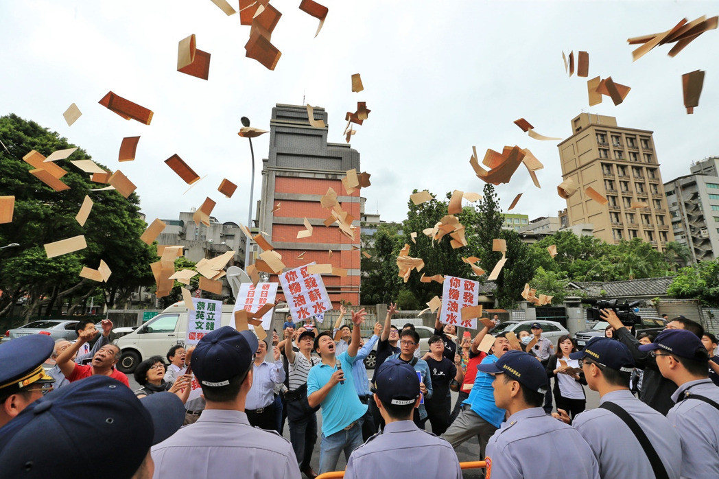 不滿薪資被凍結 國民黨工聚集“黨産會”抗議（圖）