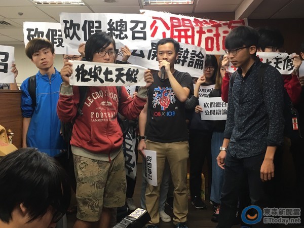 19名青年上午衝進柯建銘辦公室，警方措手不及