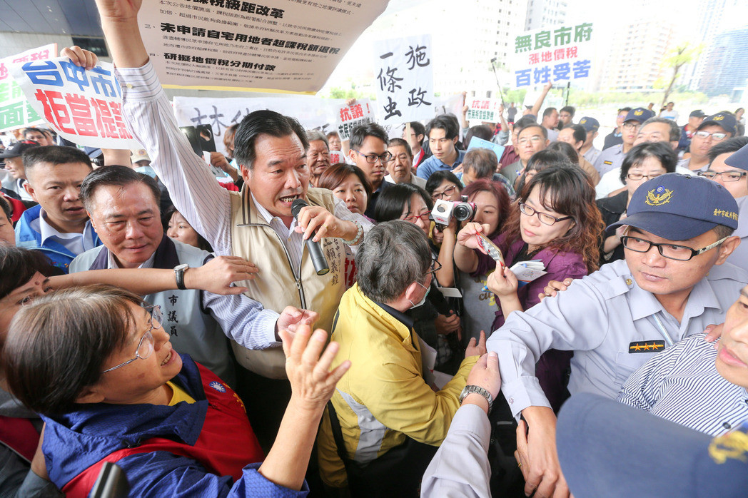 數(shù)百名臺中市民因地價(jià)稅飆漲，在多名議員帶領(lǐng)下，到臺中市政府抗議