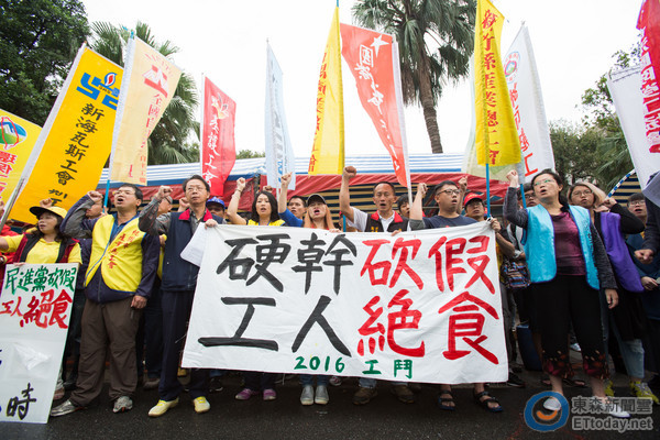 工鬥團(tuán)體“立法院”外絕食抗議。（圖片來(lái)源：臺(tái)灣東森新聞雲(yún)）