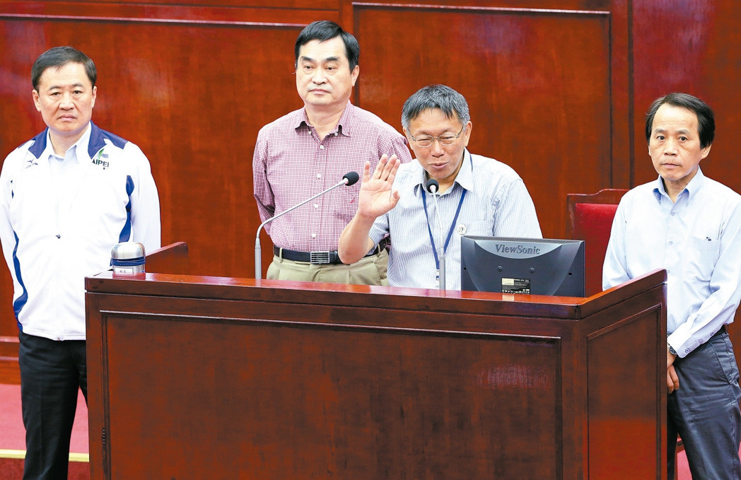 臺北議員請三位副市長列席議會，並質問北市長柯文哲（右二），有關臺北農産運銷公司總經理韓國瑜自爆入府任第一副市長一事，柯文哲搖搖手錶示：“不會換副市長、這傳聞非事實”。