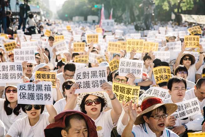 臺(tái)灣萬(wàn)餘名反同性婚姻群眾包圍“立法院”抗議（圖）